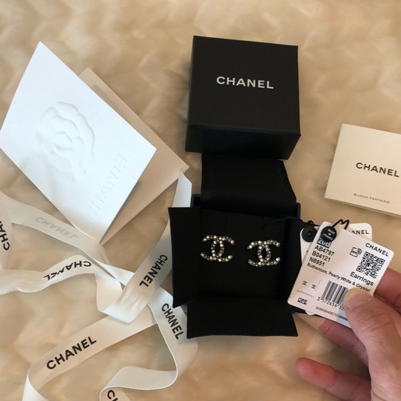 ❌SOLD❌ CHANEL 20B Ruthenium Crystal & Pearl Studs - Picture 10 of 11